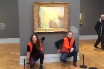 ¡LO VOLVIERON A HACER! Activistas lanzaron "puré de papas" contra obra de Monet en museo de Alemania