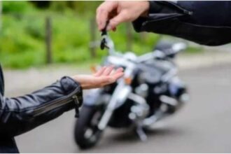 Compró una moto y se enteró que estaba casado con una mujer que nunca había visto