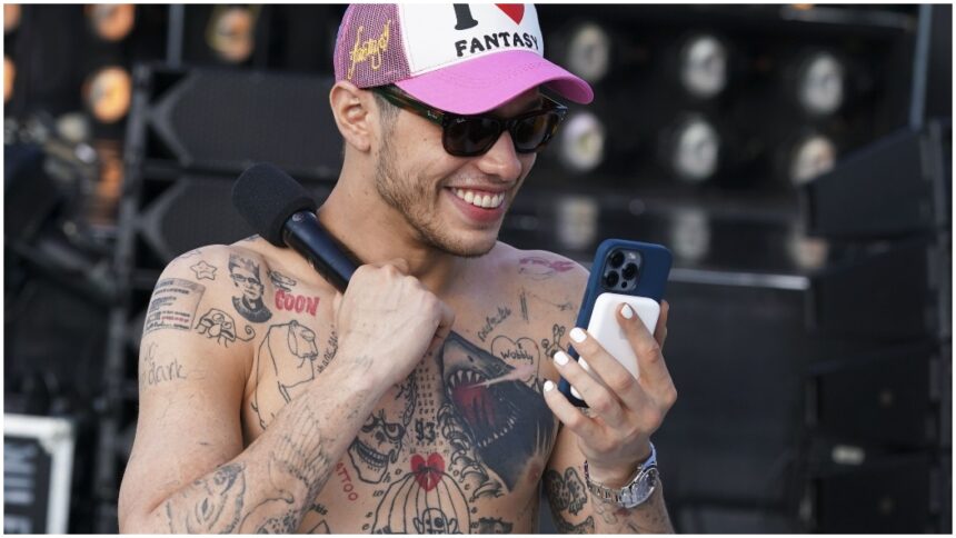 Pete Davidson decidido a dejar atrás Kim Kardashian y se borra emblemático tatuaje