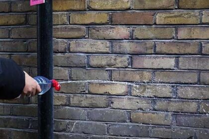 Prueban pintura que repele y salpica de vuelta la orina para proteger las calles de Londres