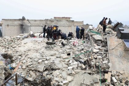 EN VIDEO | El emotivo rescate de una bebé en Siria tras días sepultada en el regazo de su hermana muerta