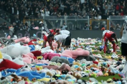 EN VIDEO | La lluvia de juguetes durante un partido de fútbol en Turquía para los niños afectados por los terremotos