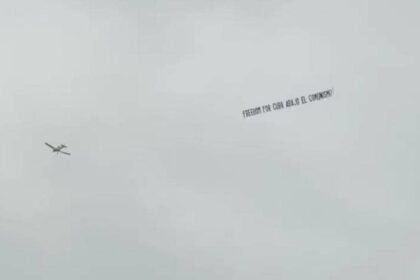 EN VIDEO | Avión sobrevoló el estadio del Clásico Mundial para mandar un mensaje al régimen cubano