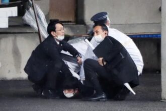 EN VIDEO | Así fue atrapado el hombre que lanzó un explosivo durante acto electoral del primer ministro de Japón