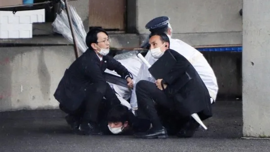 EN VIDEO | Así fue atrapado el hombre que lanzó un explosivo durante acto electoral del primer ministro de Japón