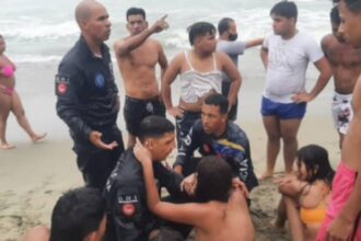 EN VIDEO | El heroico rescate de una persona que se ahogaba en una playa de Vargas