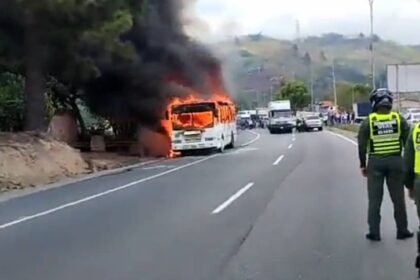 EN VIDEO | Así se incendio un autobús en la Autopista Regional del Centro este 20May