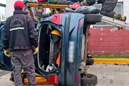 Fue a hacer su examen de conducir y se hizo viral porque terminó volcando el carro +VIDEO