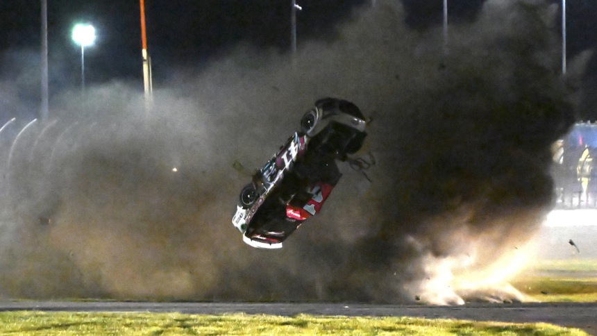 El espectacular video del accidente del que salió ileso el piloto de Nascar Ryan Precce, el carro se volcó más de 10 veces y quedó destrozado