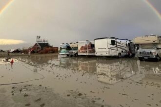 Fuerte tormenta deja aisladas a más de 70.000 personas en el desierto de Nevada, recomiendan racionar la comida y agua