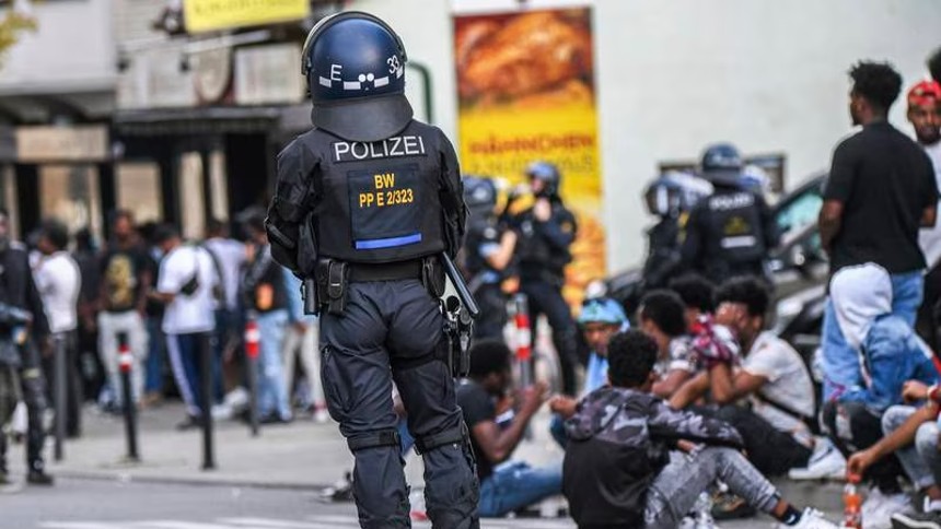 Festival cultural en Alemania terminó en una batalla campal que dejó al menos 26 policías heridos