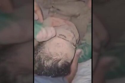 l emotivo rescate de una pequeña niña de los escombros que dejaron los potentes sismos en Afganistán