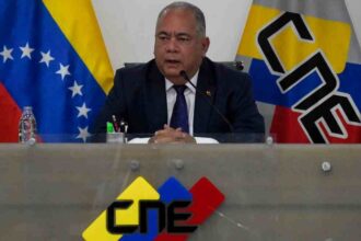 Elvis Amoroso, presidente del Consejo Nacional Electoral (CNE) anunció la decisión de extender el horario de votación más allá de lo previsto –a las 6:00 de la tarde– hasta las 8:00 p. m.  