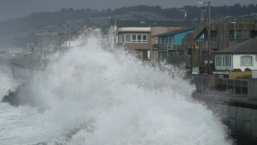 Videos: Gigantescas olas continúan impactando las costas de California por lo que instan a evacuarlas durante este fin de semana