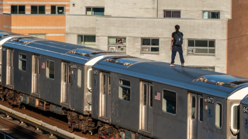 Adolescente de 14 años murió tras caer mientras "surfeaba" en el techo de un tren