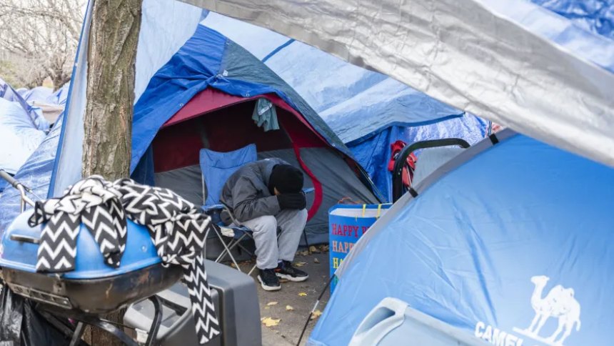 Migrantes venezolanos en Chicago prefieren dormir en carpas que ir a un refugio