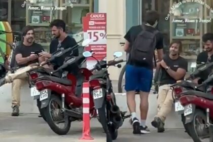 "Que lindo no deberle nada a nadie": Graban al presidente de Uruguay sentado en la calle sin escoltas