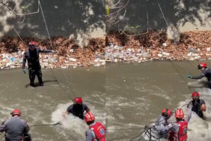 Efectivos de los Bomberos de Caracas rescataron, este lunes 28 de marzo, un cadáver en el Río Guaire. El mismo, fue avistado de San Agustín.  