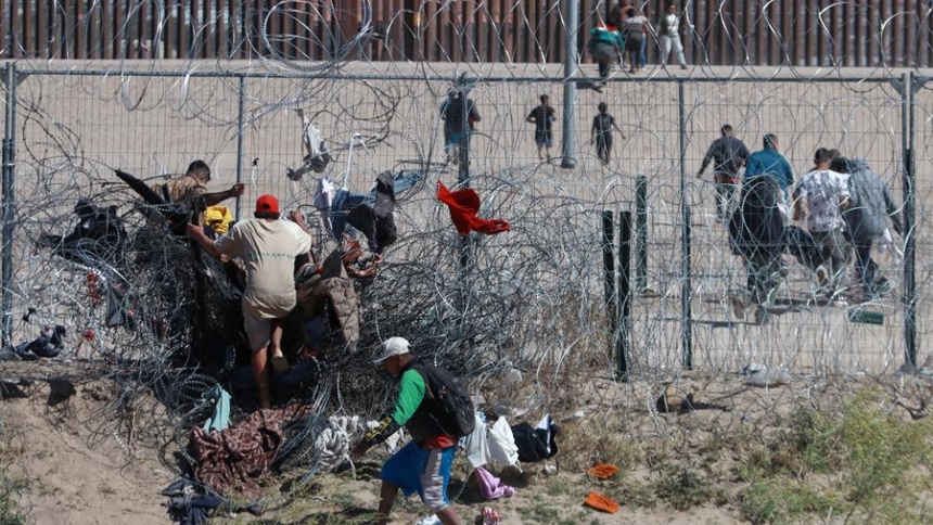 Un cerco de navajas, esa es la nueva y mortal barrera para los migrantes en el río Bravo, que divide a México de Estados Unidos.  