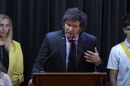 “¿Otro más? Uh…”, expresó sorprendido el presidente de Argentina, Javier Milei, luego del desmayo de dos alumnos durante un acto