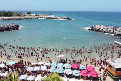 Toldos desde $10 y un plato de pescado frito en $15, esos son algunos de los precios que se manejan en La Guaira Semana Santa.  