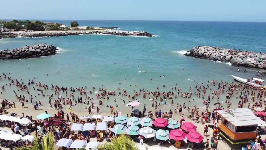 Toldos desde $10 y un plato de pescado frito en $15, esos son algunos de los precios que se manejan en La Guaira Semana Santa.  