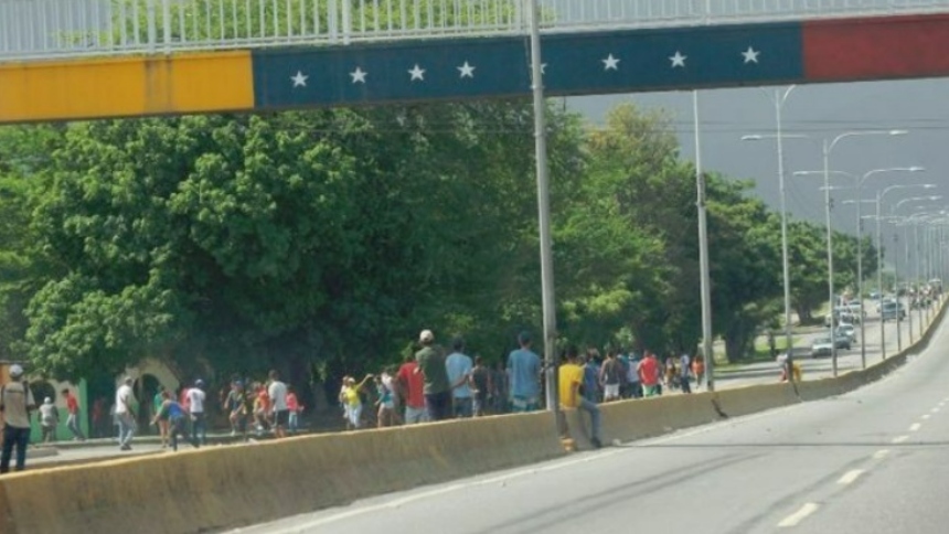 Una maestra murió, este miércoles 13 de marzo, tras lanzarse de una pasarela en el estado Aragua. Lo hizo desde una que está