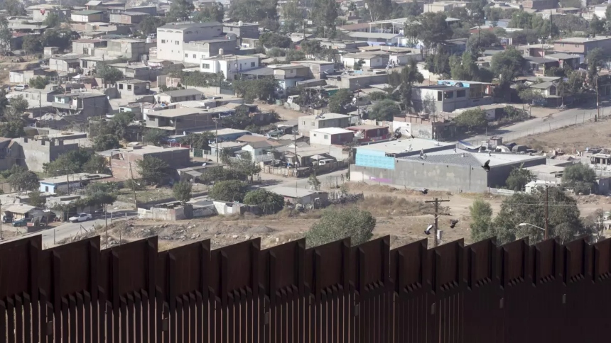 Un hombre quería migrar a EEUU y le costó la vida, el migrante murió después de caer de la valla fronteriza con México.