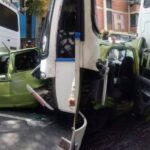 Vehículo particular quedó atrapado entre dos busetas en aparatoso accidente ocurrido en la Av. Lecuna de Caracas