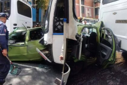 Vehículo particular quedó atrapado entre dos busetas en aparatoso accidente ocurrido en la Av. Lecuna de Caracas