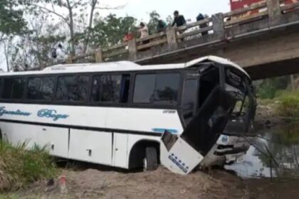 EN BARINAS: Conductor de autobús con más de 50 pasajeros perdió el control y cayó por un barranco