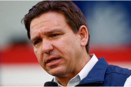 Los migrantes venezolanos enviados por el gobernador de Florida, Ron DeSantis, a Martha's Vineyard demandar a empresa de vuelos fletados.