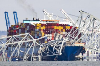 La Guardia Costera de Estados Unidos prepara una vía alternativa para embarcaciones cerca del puente (Francis Scott Key) en Baltimore.  