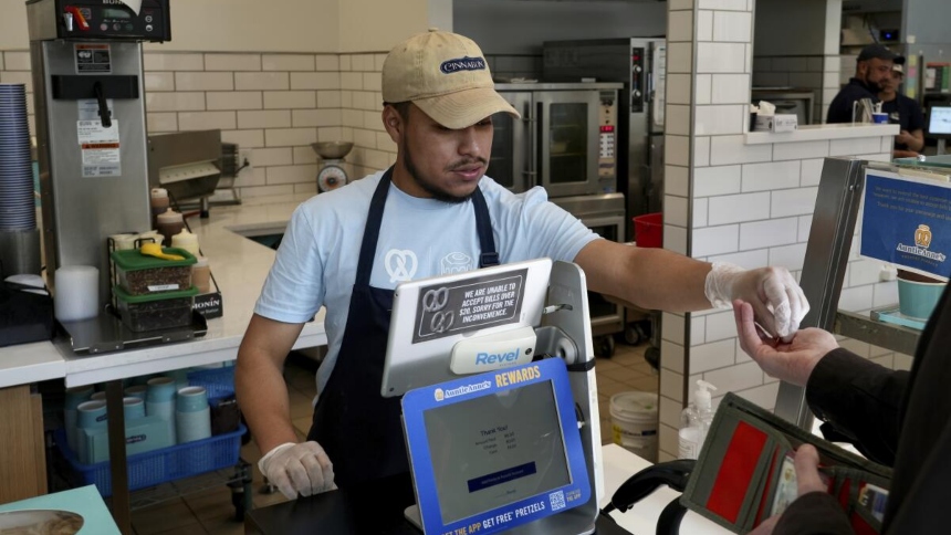 Trabajadores, de grandes ciudades en California, denunciaron violaciones en el pago del salario mínimo, lo que representa una pérdida.