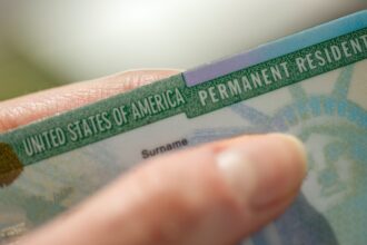 El Servicio de Ciudadanía e Inmigración de Estados Unidos (Uscis) anunció una medida significativa que extiende la validez de las green cards hasta por 36 meses.  