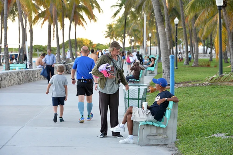 Arrestarán a indigentes si rechazan asistencia y permanecen en las calles de Miami Beach, así lo advirtieron las autoridades