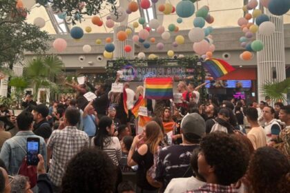 EN VIDEO: Activista Lgbtiq+ fue agredido mientras protestaba pacíficamente ante actos "homofóbicos" en reconocido centro comercial