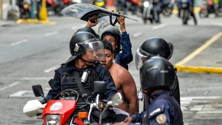 La ONG Foro Penal informó este jueves, 8 de agosto, que según su última actualización en el país se han detenido al menos 1.229 personas en el contexto de las protestas ciudadanas tras el cuestionado triunfo de Nicolás Maduro, declarado por el Consejo Nacional Electoral (CNE) sin publicar las actas de las mesas de votación.   