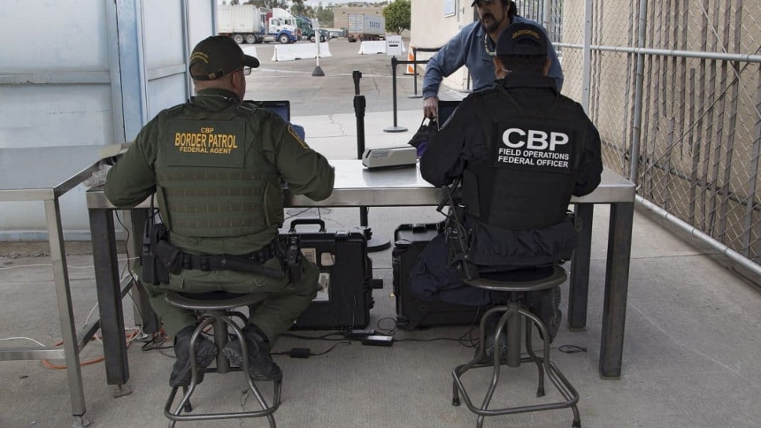 La aplicación CBP One, desarrollada por la Oficina de Aduanas y Protección Fronteriza de Estados Unidos (CBP), facilita ciertos procesos migratorios, como la gestión de citas para individuos que buscan ingresar a EEUU. Sin embargo, si ya fuiste deportado anteriormente, las circunstancias de tu caso pueden afectar tu elegibilidad.  