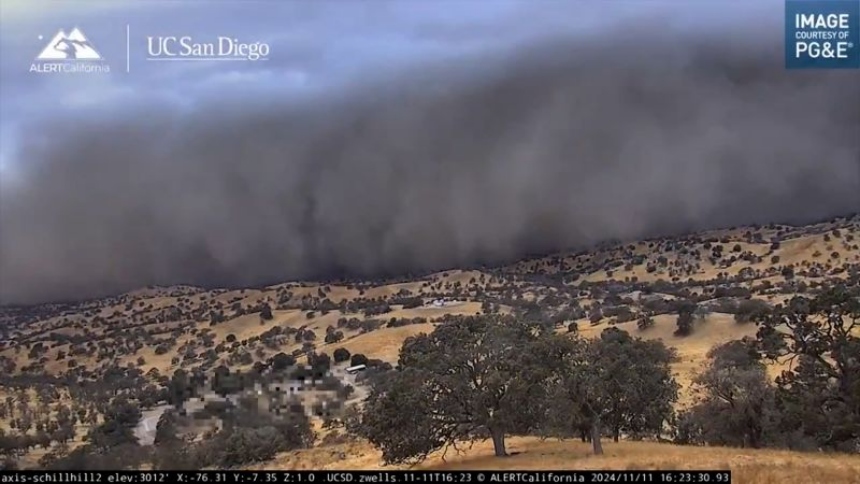 Este lunes una intensa tormenta de polvo, conocida como haboob, azotó diversas áreas del centro de California (EEUU), sorprendiendo a residentes y visitantes por igual.  