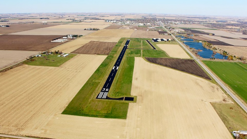 El Aeropuerto Fronterizo Piney-Pinecreek, único en su tipo por tener una pista pavimentada que cruza la frontera entre EEUU y Canadá, cerrará definitivamente sus puertas antes de que llegue el 2025.  