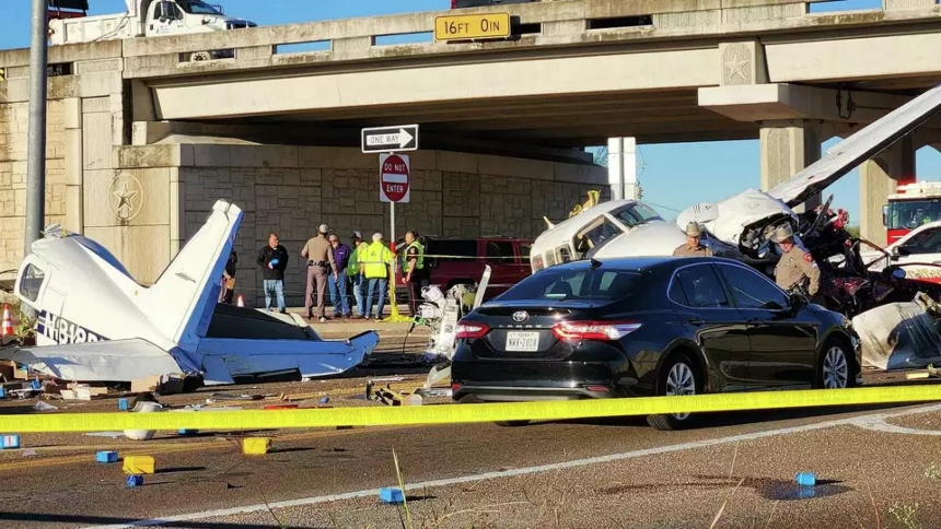 Una avioneta se precipitó este miércoles, 11 de diciembre, en una intersección en Victoria, a más de 160 kilómetros al sureste de San Antonio, en Texas (EEUU), y chocó contra tres vehículos.  