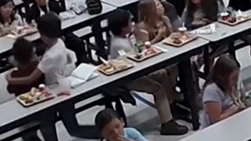 En un acto de valentía y rápida acción, Thomas Conley, un niño de ocho años, salvó a su compañero de clase, Isaiah Rodríguez, de asfixiarse con una uva en la cafetería de la escuela Porter Elementary en Mesa, Arizona (EEUU).  