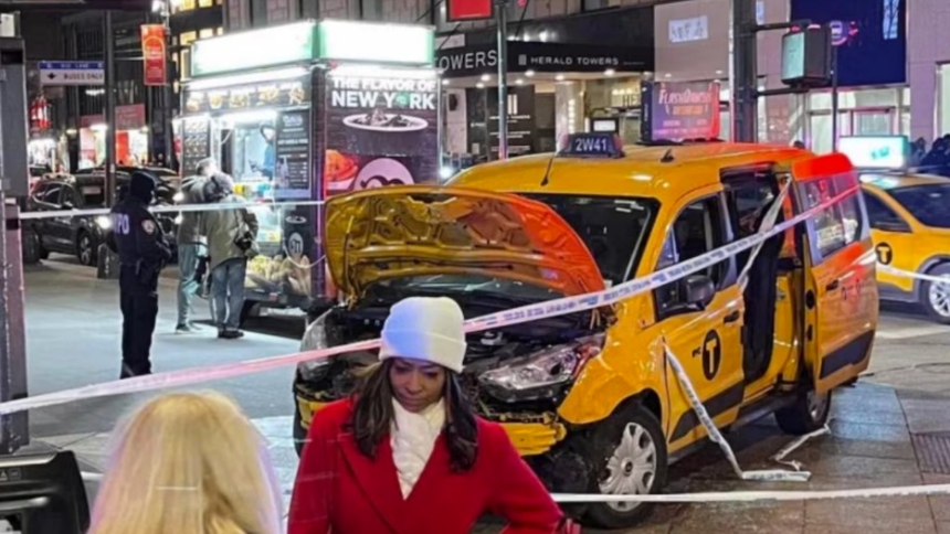 Un trágico incidente ocurrió en el centro de Nueva York cuando un taxista, de 58 años, arrolló a seis personas tras sufrir un aparente "episodio de salud".  