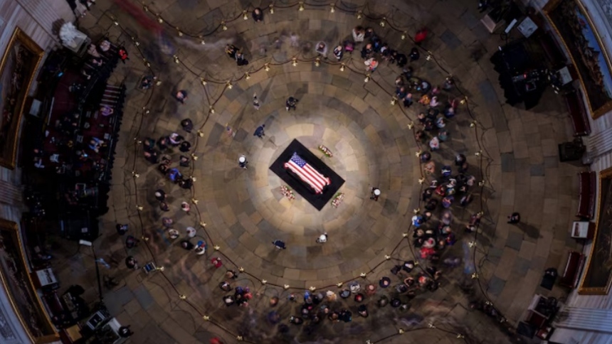 Centenares de ciudadanos acudieron este miércoles, 8 de enero, a la capilla ardiente instalada en el Capitolio de EEUU para despedir al expresidente Jimmy Carter (1977-1981), fallecido el pasado 29 de diciembre a los 100 años, antes de que se celebre el funeral de Estado. 