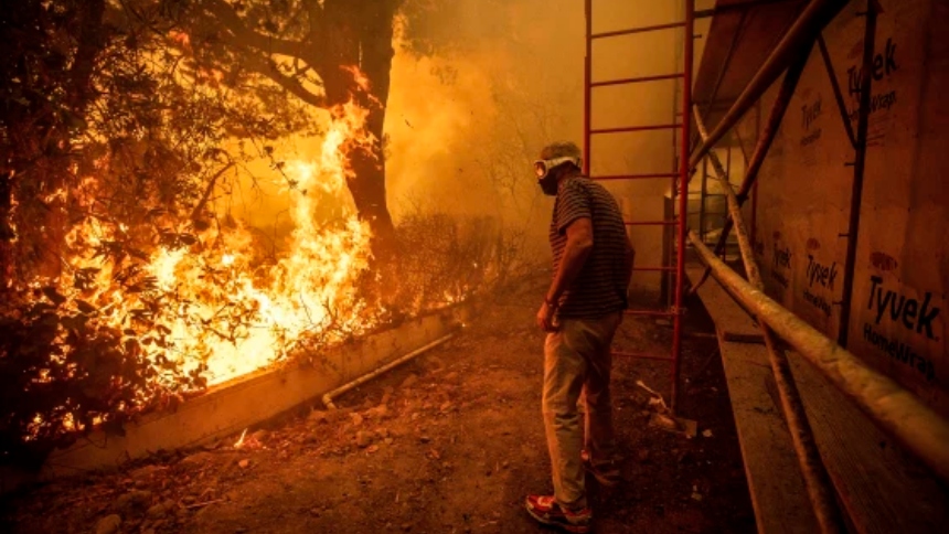 Los recientes incendios en Los Ángeles (EEUU) han dejado un rastro de devastación y tragedia sin precedentes. Las llamas, avivadas por fuertes vientos y condiciones secas, se propagaron rápidamente por varios barrios residenciales, obligando a miles de personas a huir de sus hogares en busca de seguridad. Lo peor, es que ya se reportaron muertos.  