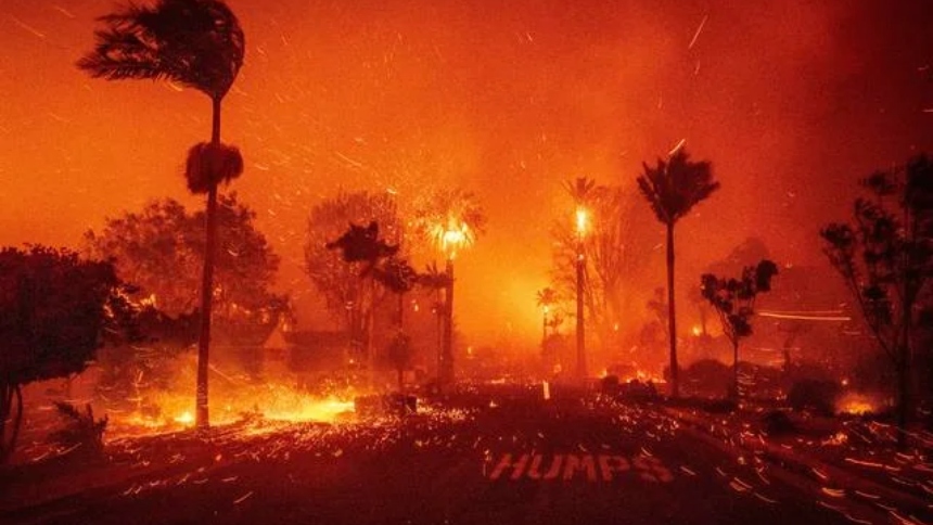 La serie de incendios forestales devastadores que se registran desde hace varios días asolaron varias zonas de Los Ángeles, incluyendo el emblemático sector de Hollywood. Entre las víctimas se encuentran varios famosos de renombre, como Paris Hilton, Mel Gibson, Mandy Moore y Billy Crystal, quienes perdieron sus hogares en medio de la tragedia. 