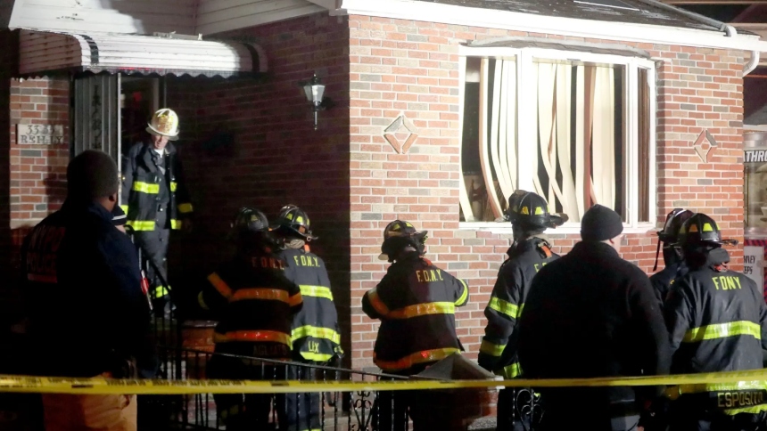 Una trágica tragedia sacudió a la comunidad de Queens, Nueva York (EEUU) cuando una madre anciana de 90 años con Alzheimer y sus dos hijos adultos murieron en un incendio en su hogar en Bayside.  