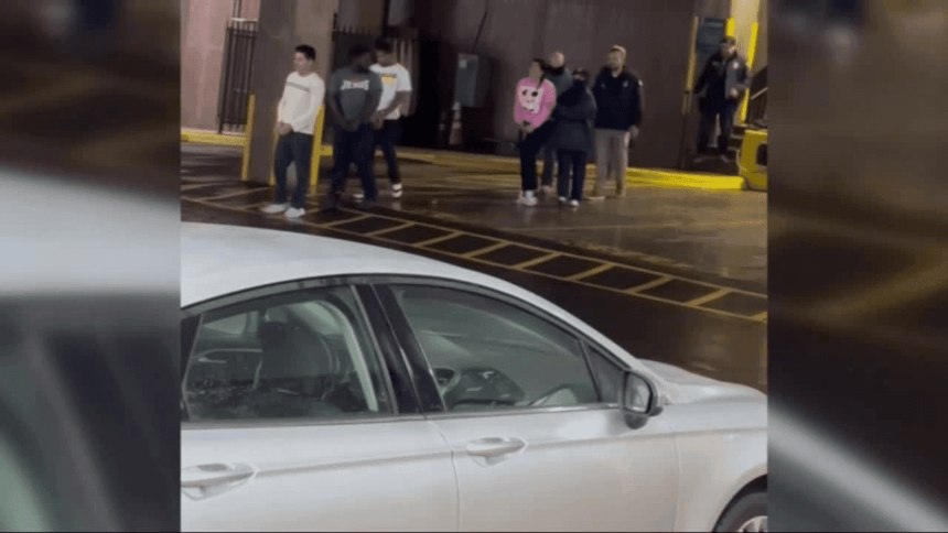 EN VIDEO: El inconsolable llanto de una joven cuando su madre fue detenida por funcionarios de inmigración en Texas