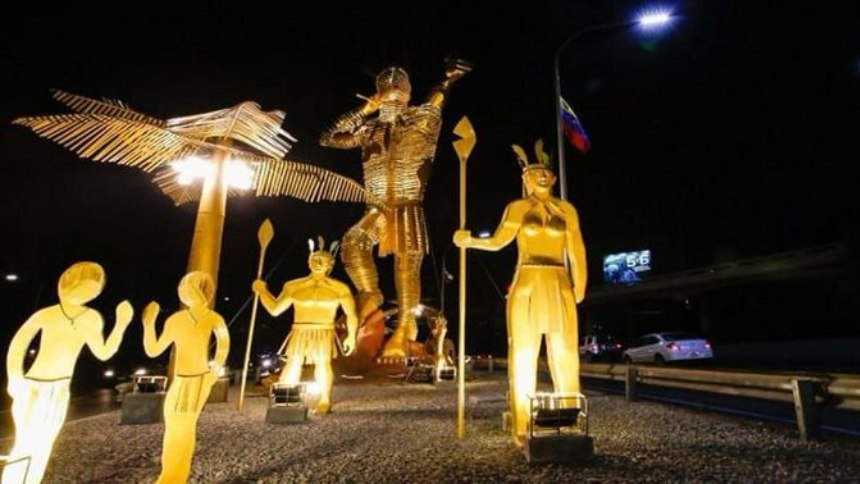 Trabajadores del Ministerio de Obras Públicas retiraron, durante la madrugada de este sábado, la escultura del Cacique Guaicaipuro ubicada en la autopista Francisco Fajardo